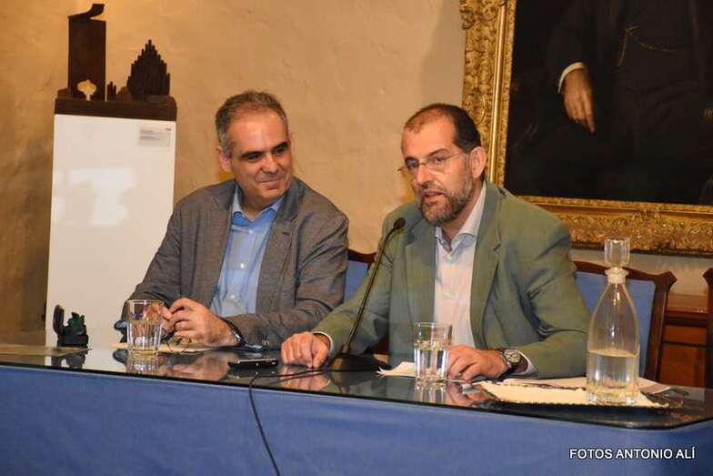 El ponente Eduardo González (i), esta noche en la Casa Museo León y Castillo, junto al director del curso  (Foto Antonio Alí)